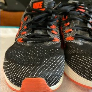 Euc women’s Nike zoom Vomero 10 running shoes size 11.5 black and coral see pics